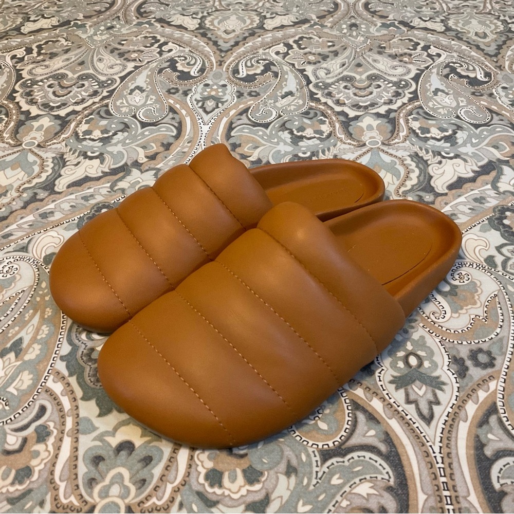 New Huma Blanco Quilted Slides Women’s Sz 8